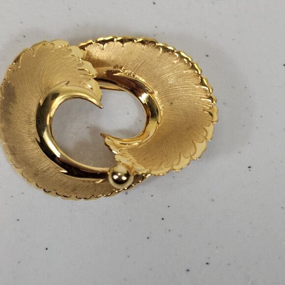 VTG Brooch Coro Signed Brushed Gold Tone Florentine Feather Swirl Simple Classy - Picture 3 of 14